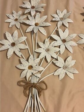 Hobby Lobby White Distressed Metal Daisy Bouquet Wall Decor